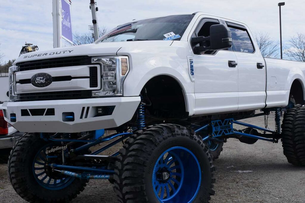 Big Time Kustomz white Ford F250